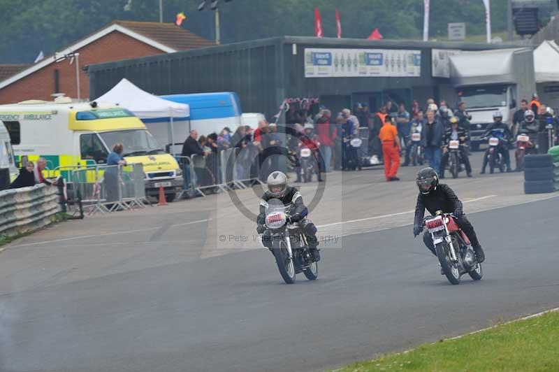 Mallory park Leicestershire;Mallory park photographs;Motorcycle action photographs;classic bikes;event digital images;eventdigitalimages;mallory park;no limits trackday;peter wileman photography;vintage bikes;vintage motorcycles;vmcc festival 1000 bikes