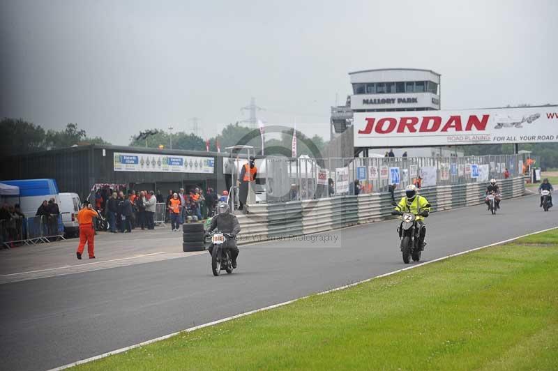 Mallory park Leicestershire;Mallory park photographs;Motorcycle action photographs;classic bikes;event digital images;eventdigitalimages;mallory park;no limits trackday;peter wileman photography;vintage bikes;vintage motorcycles;vmcc festival 1000 bikes