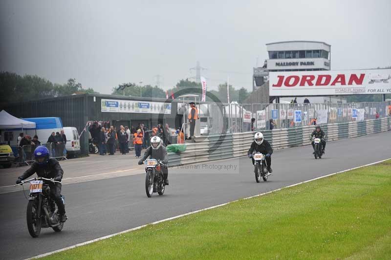 Mallory park Leicestershire;Mallory park photographs;Motorcycle action photographs;classic bikes;event digital images;eventdigitalimages;mallory park;no limits trackday;peter wileman photography;vintage bikes;vintage motorcycles;vmcc festival 1000 bikes