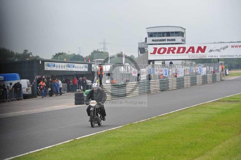 Mallory park Leicestershire;Mallory park photographs;Motorcycle action photographs;classic bikes;event digital images;eventdigitalimages;mallory park;no limits trackday;peter wileman photography;vintage bikes;vintage motorcycles;vmcc festival 1000 bikes