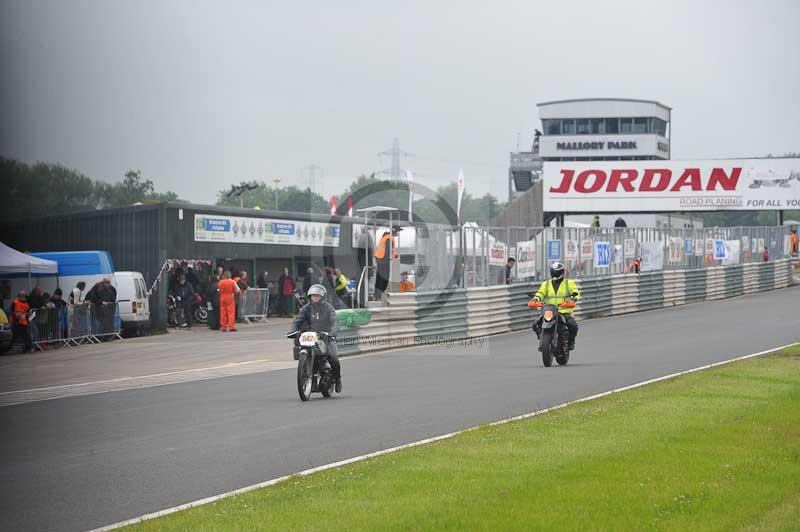 Mallory park Leicestershire;Mallory park photographs;Motorcycle action photographs;classic bikes;event digital images;eventdigitalimages;mallory park;no limits trackday;peter wileman photography;vintage bikes;vintage motorcycles;vmcc festival 1000 bikes