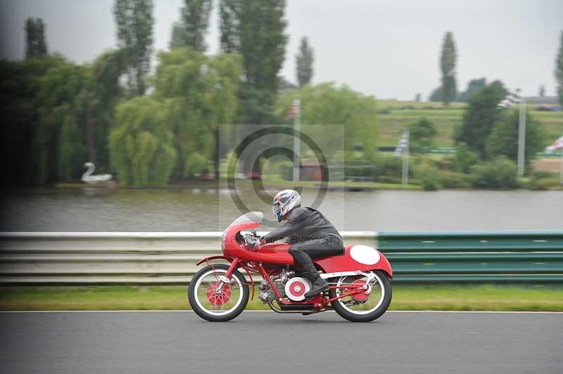 Mallory park Leicestershire;Mallory park photographs;Motorcycle action photographs;classic bikes;event digital images;eventdigitalimages;mallory park;no limits trackday;peter wileman photography;vintage bikes;vintage motorcycles;vmcc festival 1000 bikes