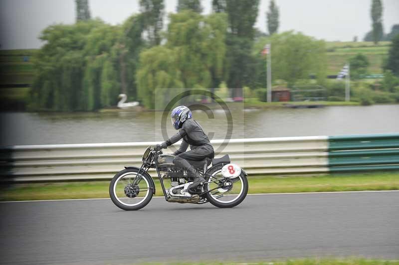 Mallory park Leicestershire;Mallory park photographs;Motorcycle action photographs;classic bikes;event digital images;eventdigitalimages;mallory park;no limits trackday;peter wileman photography;vintage bikes;vintage motorcycles;vmcc festival 1000 bikes