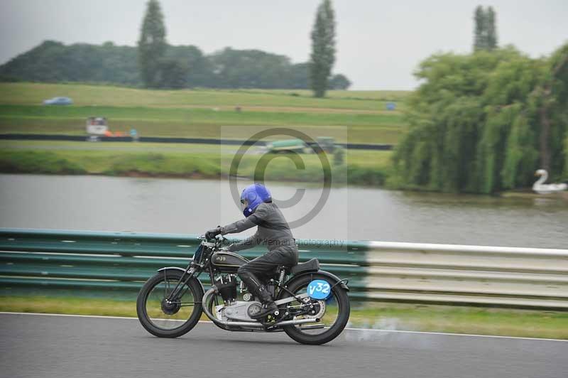 Mallory park Leicestershire;Mallory park photographs;Motorcycle action photographs;classic bikes;event digital images;eventdigitalimages;mallory park;no limits trackday;peter wileman photography;vintage bikes;vintage motorcycles;vmcc festival 1000 bikes