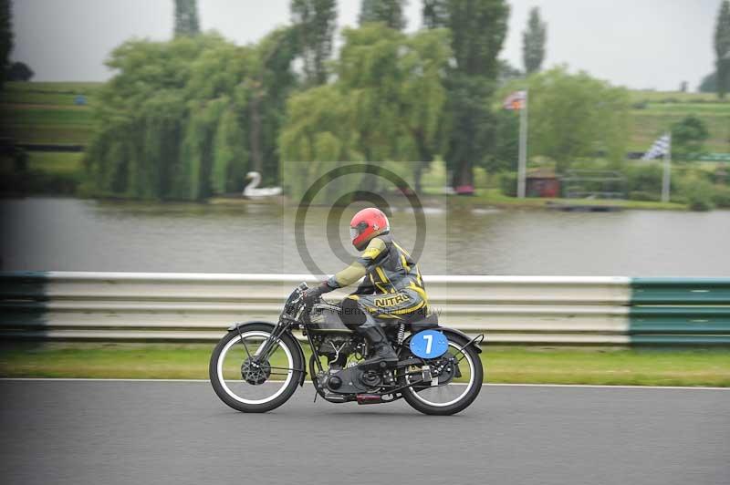 Mallory park Leicestershire;Mallory park photographs;Motorcycle action photographs;classic bikes;event digital images;eventdigitalimages;mallory park;no limits trackday;peter wileman photography;vintage bikes;vintage motorcycles;vmcc festival 1000 bikes