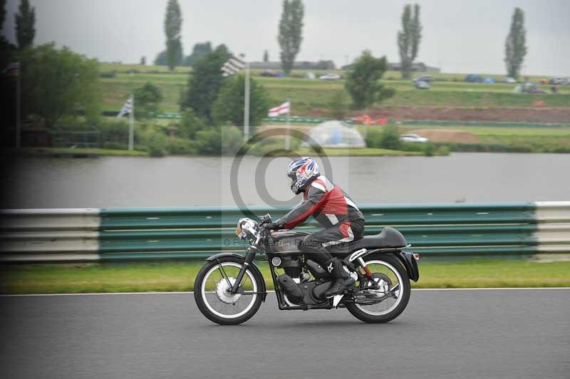 Mallory park Leicestershire;Mallory park photographs;Motorcycle action photographs;classic bikes;event digital images;eventdigitalimages;mallory park;no limits trackday;peter wileman photography;vintage bikes;vintage motorcycles;vmcc festival 1000 bikes