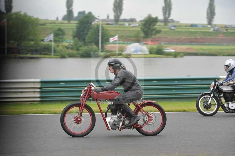 Mallory park Leicestershire;Mallory park photographs;Motorcycle action photographs;classic bikes;event digital images;eventdigitalimages;mallory park;no limits trackday;peter wileman photography;vintage bikes;vintage motorcycles;vmcc festival 1000 bikes