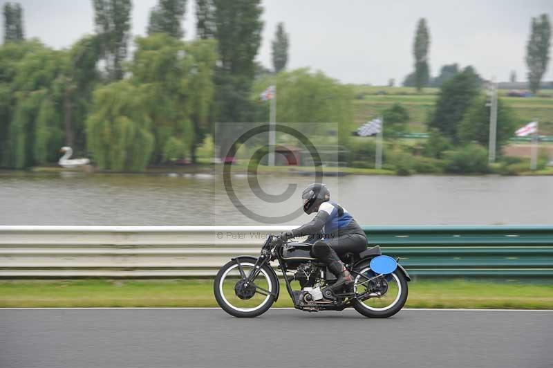 Mallory park Leicestershire;Mallory park photographs;Motorcycle action photographs;classic bikes;event digital images;eventdigitalimages;mallory park;no limits trackday;peter wileman photography;vintage bikes;vintage motorcycles;vmcc festival 1000 bikes