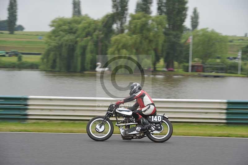 Mallory park Leicestershire;Mallory park photographs;Motorcycle action photographs;classic bikes;event digital images;eventdigitalimages;mallory park;no limits trackday;peter wileman photography;vintage bikes;vintage motorcycles;vmcc festival 1000 bikes