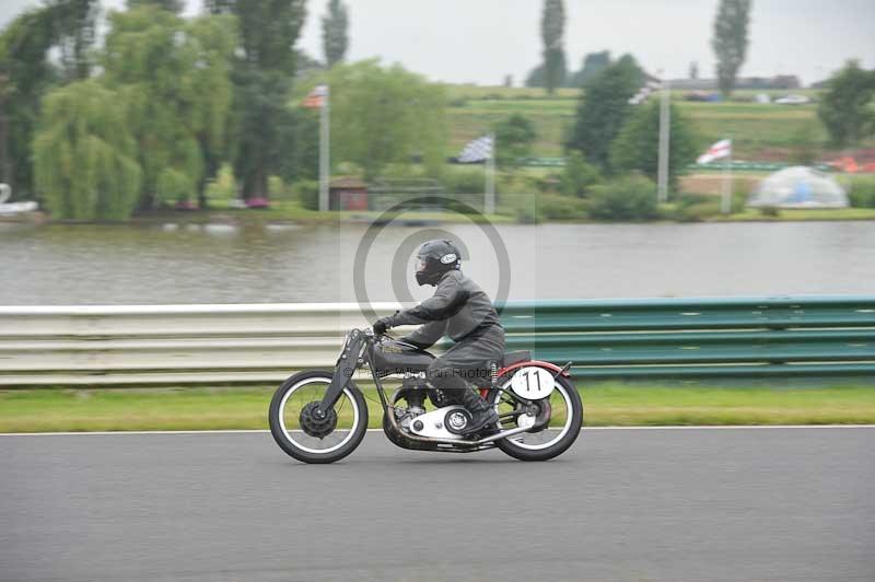 Mallory park Leicestershire;Mallory park photographs;Motorcycle action photographs;classic bikes;event digital images;eventdigitalimages;mallory park;no limits trackday;peter wileman photography;vintage bikes;vintage motorcycles;vmcc festival 1000 bikes