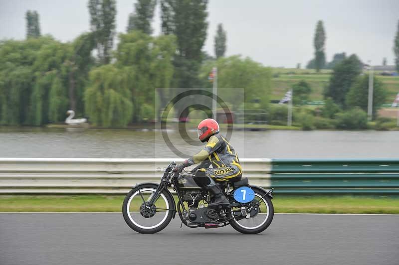 Mallory park Leicestershire;Mallory park photographs;Motorcycle action photographs;classic bikes;event digital images;eventdigitalimages;mallory park;no limits trackday;peter wileman photography;vintage bikes;vintage motorcycles;vmcc festival 1000 bikes