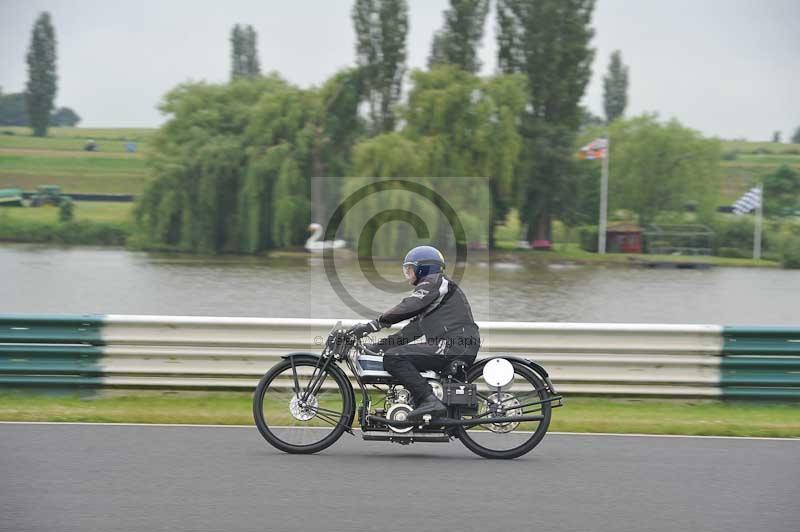 Mallory park Leicestershire;Mallory park photographs;Motorcycle action photographs;classic bikes;event digital images;eventdigitalimages;mallory park;no limits trackday;peter wileman photography;vintage bikes;vintage motorcycles;vmcc festival 1000 bikes