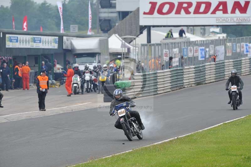 Mallory park Leicestershire;Mallory park photographs;Motorcycle action photographs;classic bikes;event digital images;eventdigitalimages;mallory park;no limits trackday;peter wileman photography;vintage bikes;vintage motorcycles;vmcc festival 1000 bikes