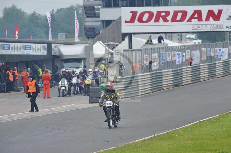 Mallory park Leicestershire;Mallory park photographs;Motorcycle action photographs;classic bikes;event digital images;eventdigitalimages;mallory park;no limits trackday;peter wileman photography;vintage bikes;vintage motorcycles;vmcc festival 1000 bikes