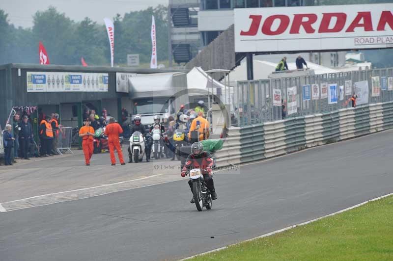 Mallory park Leicestershire;Mallory park photographs;Motorcycle action photographs;classic bikes;event digital images;eventdigitalimages;mallory park;no limits trackday;peter wileman photography;vintage bikes;vintage motorcycles;vmcc festival 1000 bikes