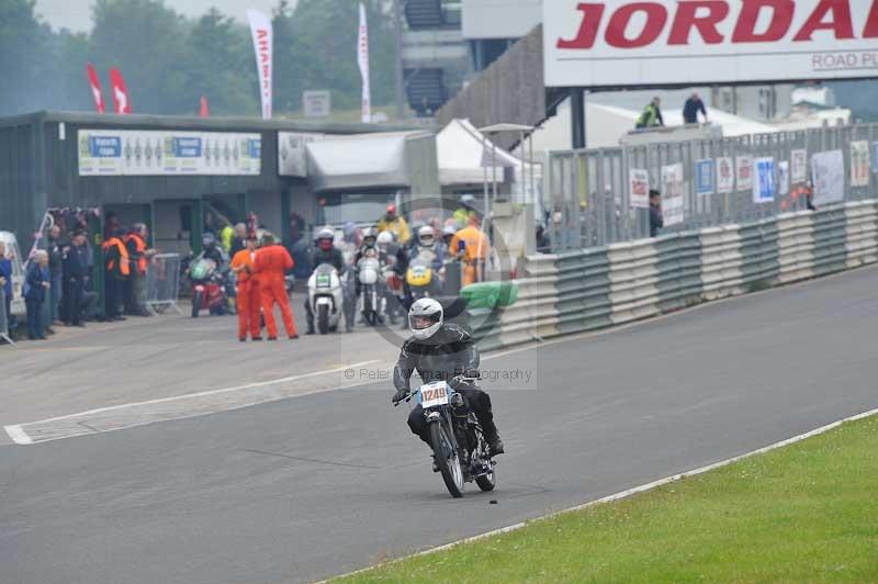 Mallory park Leicestershire;Mallory park photographs;Motorcycle action photographs;classic bikes;event digital images;eventdigitalimages;mallory park;no limits trackday;peter wileman photography;vintage bikes;vintage motorcycles;vmcc festival 1000 bikes