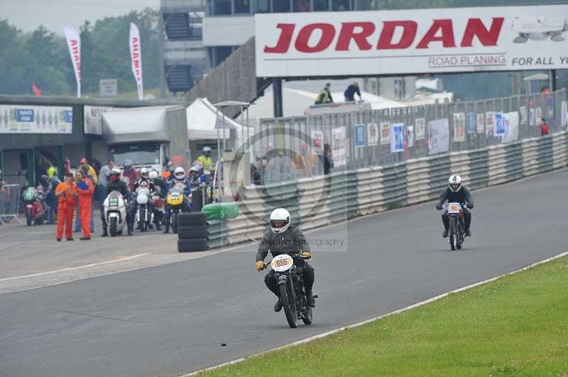 Mallory park Leicestershire;Mallory park photographs;Motorcycle action photographs;classic bikes;event digital images;eventdigitalimages;mallory park;no limits trackday;peter wileman photography;vintage bikes;vintage motorcycles;vmcc festival 1000 bikes