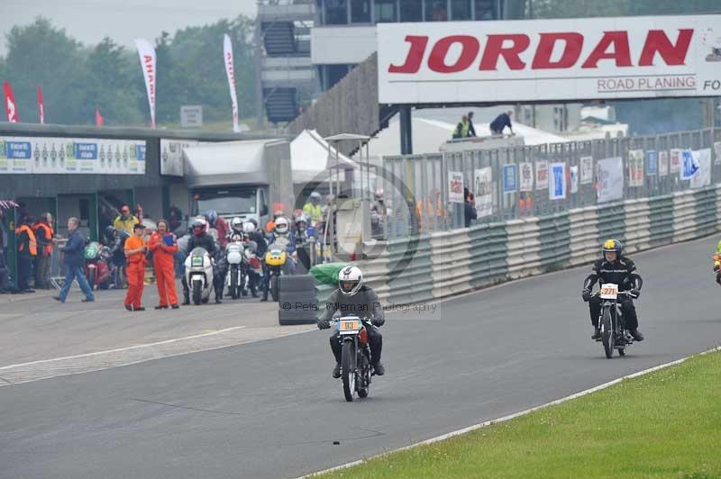 Mallory park Leicestershire;Mallory park photographs;Motorcycle action photographs;classic bikes;event digital images;eventdigitalimages;mallory park;no limits trackday;peter wileman photography;vintage bikes;vintage motorcycles;vmcc festival 1000 bikes