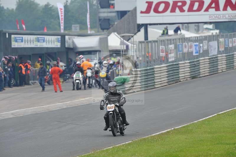 Mallory park Leicestershire;Mallory park photographs;Motorcycle action photographs;classic bikes;event digital images;eventdigitalimages;mallory park;no limits trackday;peter wileman photography;vintage bikes;vintage motorcycles;vmcc festival 1000 bikes