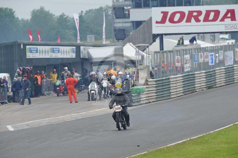 Mallory park Leicestershire;Mallory park photographs;Motorcycle action photographs;classic bikes;event digital images;eventdigitalimages;mallory park;no limits trackday;peter wileman photography;vintage bikes;vintage motorcycles;vmcc festival 1000 bikes