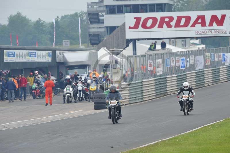 Mallory park Leicestershire;Mallory park photographs;Motorcycle action photographs;classic bikes;event digital images;eventdigitalimages;mallory park;no limits trackday;peter wileman photography;vintage bikes;vintage motorcycles;vmcc festival 1000 bikes