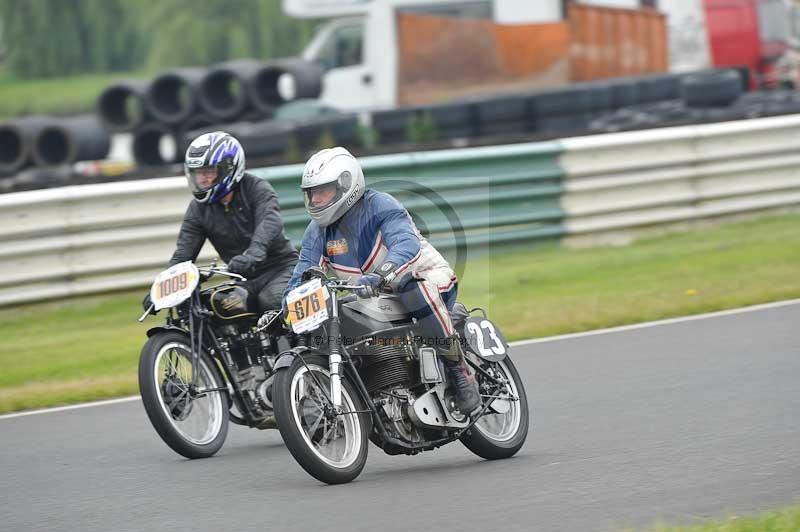 Mallory park Leicestershire;Mallory park photographs;Motorcycle action photographs;classic bikes;event digital images;eventdigitalimages;mallory park;no limits trackday;peter wileman photography;vintage bikes;vintage motorcycles;vmcc festival 1000 bikes