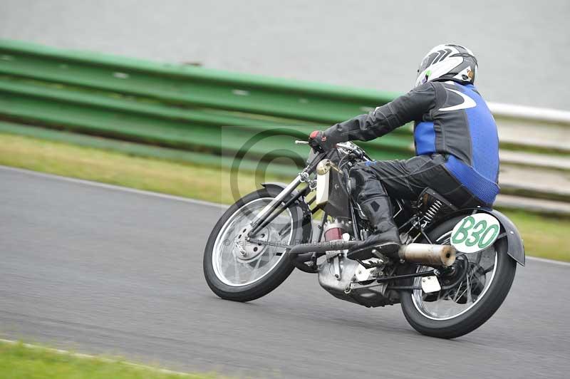 Mallory park Leicestershire;Mallory park photographs;Motorcycle action photographs;classic bikes;event digital images;eventdigitalimages;mallory park;no limits trackday;peter wileman photography;vintage bikes;vintage motorcycles;vmcc festival 1000 bikes