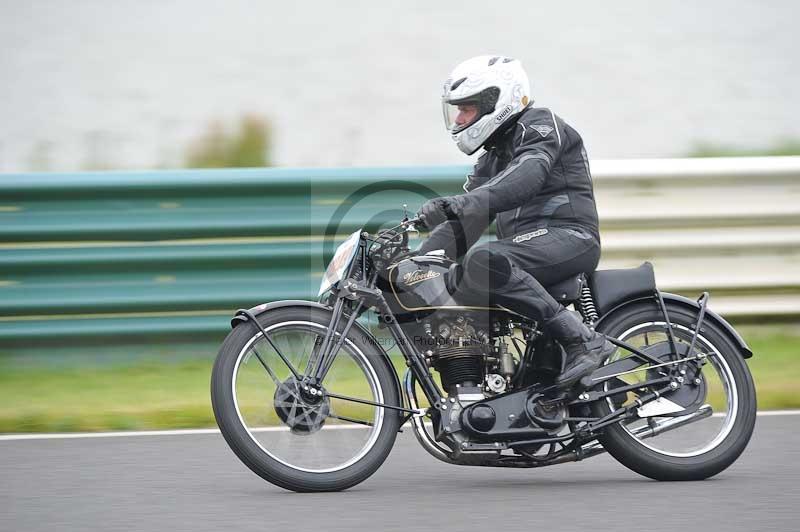 Mallory park Leicestershire;Mallory park photographs;Motorcycle action photographs;classic bikes;event digital images;eventdigitalimages;mallory park;no limits trackday;peter wileman photography;vintage bikes;vintage motorcycles;vmcc festival 1000 bikes