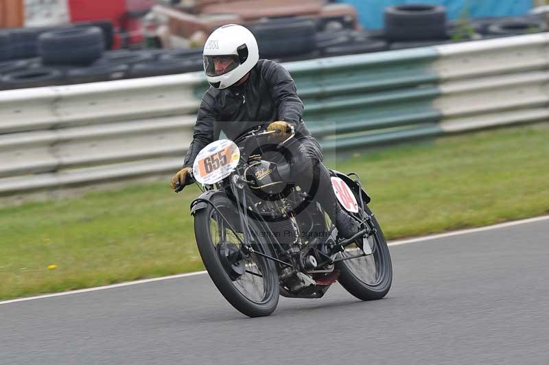 Mallory park Leicestershire;Mallory park photographs;Motorcycle action photographs;classic bikes;event digital images;eventdigitalimages;mallory park;no limits trackday;peter wileman photography;vintage bikes;vintage motorcycles;vmcc festival 1000 bikes