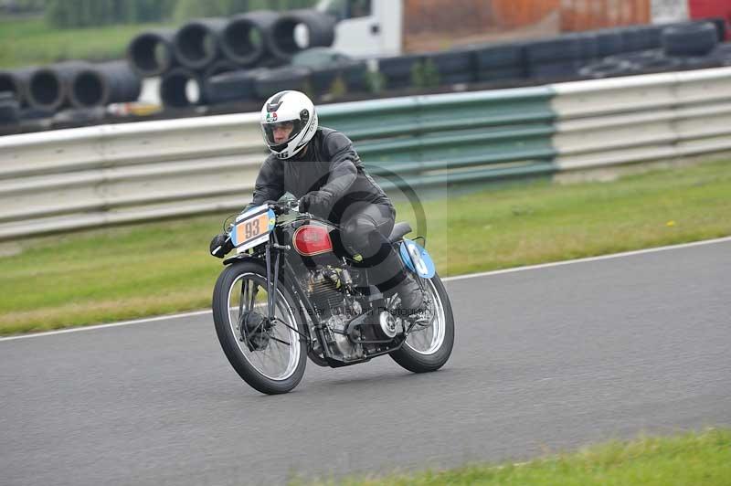 Mallory park Leicestershire;Mallory park photographs;Motorcycle action photographs;classic bikes;event digital images;eventdigitalimages;mallory park;no limits trackday;peter wileman photography;vintage bikes;vintage motorcycles;vmcc festival 1000 bikes