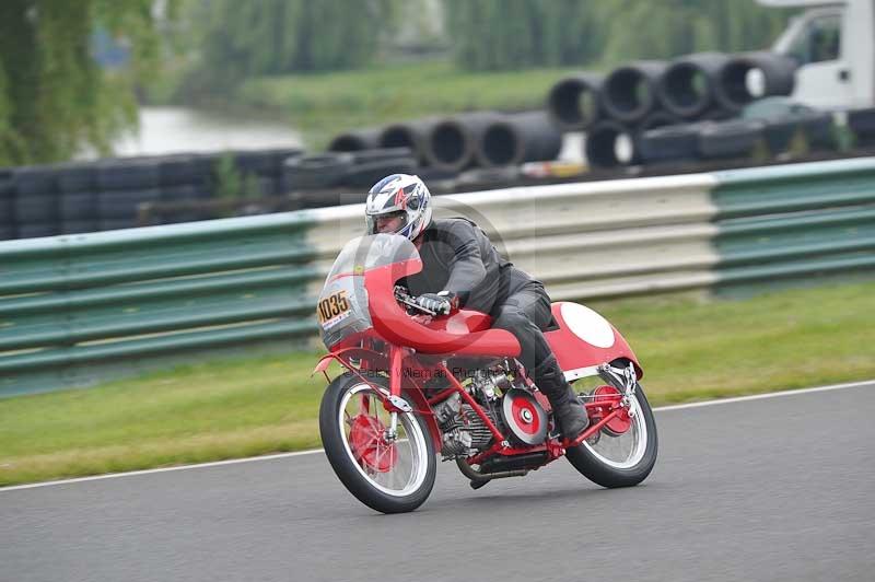 Mallory park Leicestershire;Mallory park photographs;Motorcycle action photographs;classic bikes;event digital images;eventdigitalimages;mallory park;no limits trackday;peter wileman photography;vintage bikes;vintage motorcycles;vmcc festival 1000 bikes