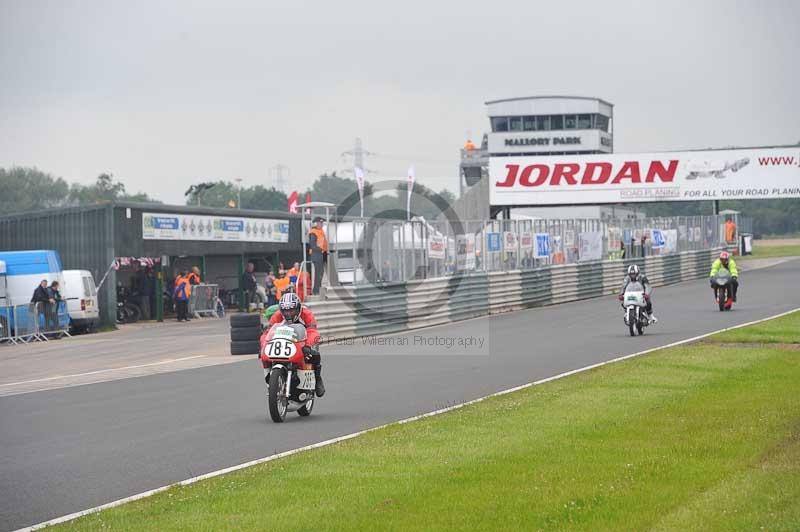 Mallory park Leicestershire;Mallory park photographs;Motorcycle action photographs;classic bikes;event digital images;eventdigitalimages;mallory park;no limits trackday;peter wileman photography;vintage bikes;vintage motorcycles;vmcc festival 1000 bikes