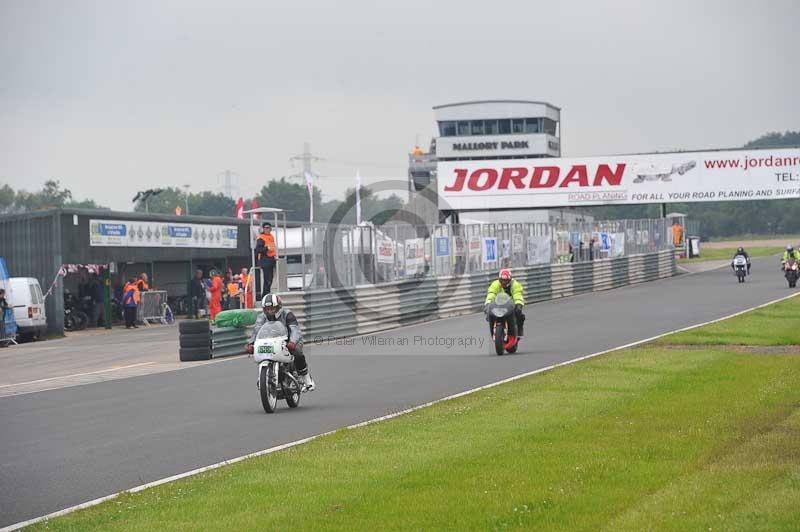 Mallory park Leicestershire;Mallory park photographs;Motorcycle action photographs;classic bikes;event digital images;eventdigitalimages;mallory park;no limits trackday;peter wileman photography;vintage bikes;vintage motorcycles;vmcc festival 1000 bikes