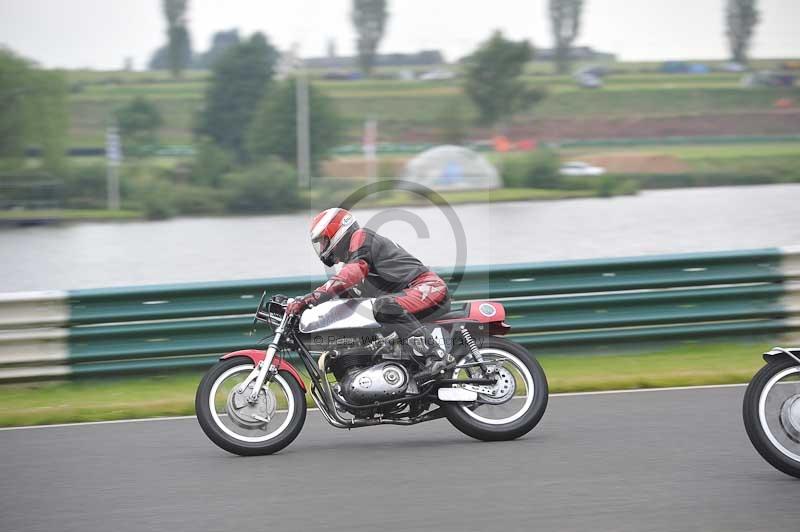 Mallory park Leicestershire;Mallory park photographs;Motorcycle action photographs;classic bikes;event digital images;eventdigitalimages;mallory park;no limits trackday;peter wileman photography;vintage bikes;vintage motorcycles;vmcc festival 1000 bikes