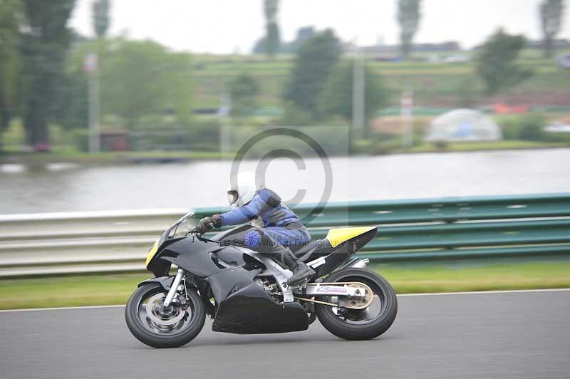 Mallory park Leicestershire;Mallory park photographs;Motorcycle action photographs;classic bikes;event digital images;eventdigitalimages;mallory park;no limits trackday;peter wileman photography;vintage bikes;vintage motorcycles;vmcc festival 1000 bikes