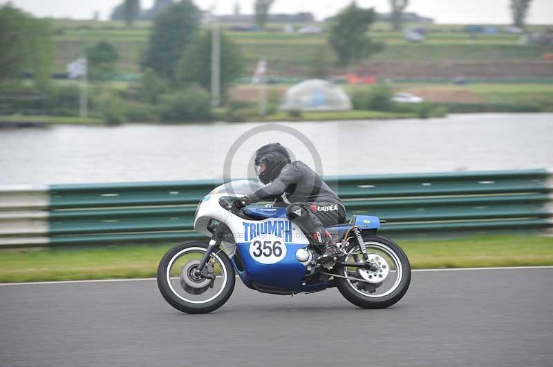 Mallory park Leicestershire;Mallory park photographs;Motorcycle action photographs;classic bikes;event digital images;eventdigitalimages;mallory park;no limits trackday;peter wileman photography;vintage bikes;vintage motorcycles;vmcc festival 1000 bikes