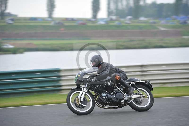 Mallory park Leicestershire;Mallory park photographs;Motorcycle action photographs;classic bikes;event digital images;eventdigitalimages;mallory park;no limits trackday;peter wileman photography;vintage bikes;vintage motorcycles;vmcc festival 1000 bikes