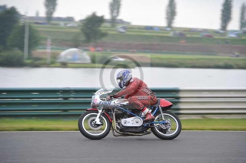 Mallory park Leicestershire;Mallory park photographs;Motorcycle action photographs;classic bikes;event digital images;eventdigitalimages;mallory park;no limits trackday;peter wileman photography;vintage bikes;vintage motorcycles;vmcc festival 1000 bikes