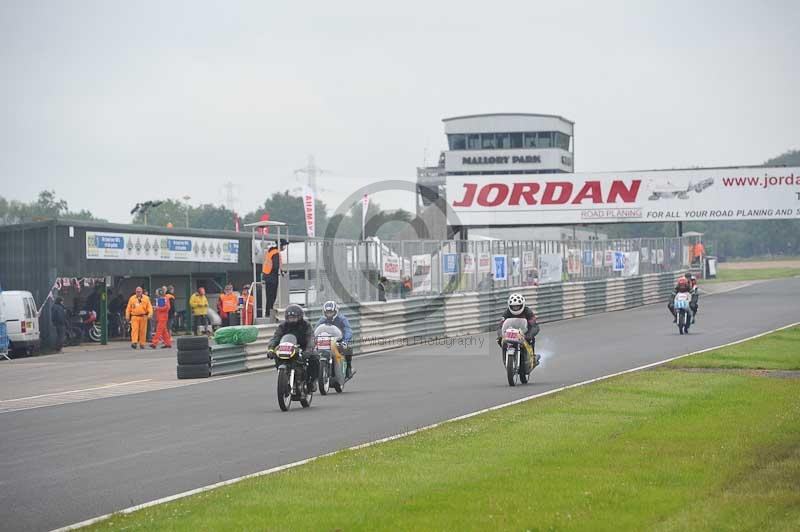 Mallory park Leicestershire;Mallory park photographs;Motorcycle action photographs;classic bikes;event digital images;eventdigitalimages;mallory park;no limits trackday;peter wileman photography;vintage bikes;vintage motorcycles;vmcc festival 1000 bikes