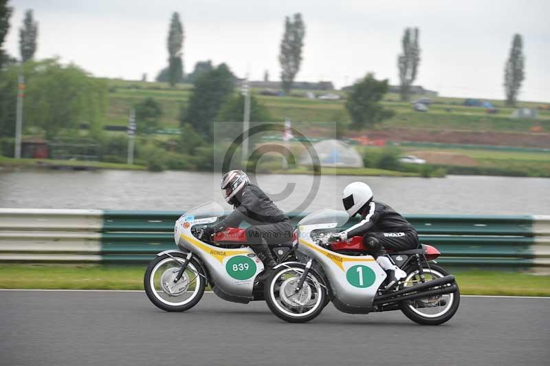 Mallory park Leicestershire;Mallory park photographs;Motorcycle action photographs;classic bikes;event digital images;eventdigitalimages;mallory park;no limits trackday;peter wileman photography;vintage bikes;vintage motorcycles;vmcc festival 1000 bikes