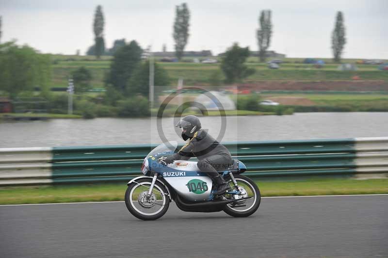 Mallory park Leicestershire;Mallory park photographs;Motorcycle action photographs;classic bikes;event digital images;eventdigitalimages;mallory park;no limits trackday;peter wileman photography;vintage bikes;vintage motorcycles;vmcc festival 1000 bikes