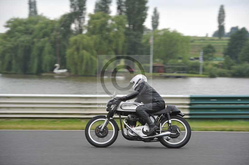 Mallory park Leicestershire;Mallory park photographs;Motorcycle action photographs;classic bikes;event digital images;eventdigitalimages;mallory park;no limits trackday;peter wileman photography;vintage bikes;vintage motorcycles;vmcc festival 1000 bikes