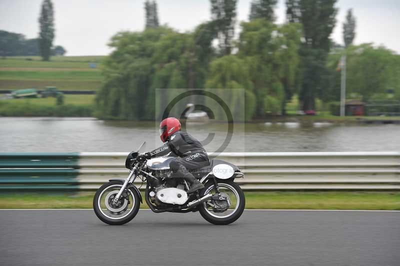 Mallory park Leicestershire;Mallory park photographs;Motorcycle action photographs;classic bikes;event digital images;eventdigitalimages;mallory park;no limits trackday;peter wileman photography;vintage bikes;vintage motorcycles;vmcc festival 1000 bikes