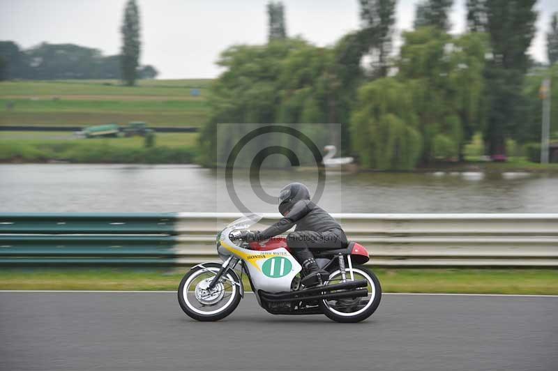 Mallory park Leicestershire;Mallory park photographs;Motorcycle action photographs;classic bikes;event digital images;eventdigitalimages;mallory park;no limits trackday;peter wileman photography;vintage bikes;vintage motorcycles;vmcc festival 1000 bikes