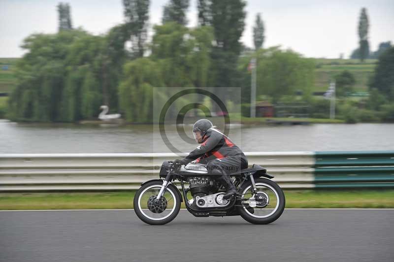 Mallory park Leicestershire;Mallory park photographs;Motorcycle action photographs;classic bikes;event digital images;eventdigitalimages;mallory park;no limits trackday;peter wileman photography;vintage bikes;vintage motorcycles;vmcc festival 1000 bikes