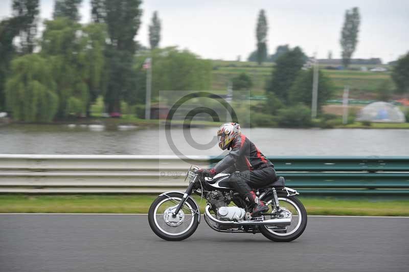 Mallory park Leicestershire;Mallory park photographs;Motorcycle action photographs;classic bikes;event digital images;eventdigitalimages;mallory park;no limits trackday;peter wileman photography;vintage bikes;vintage motorcycles;vmcc festival 1000 bikes