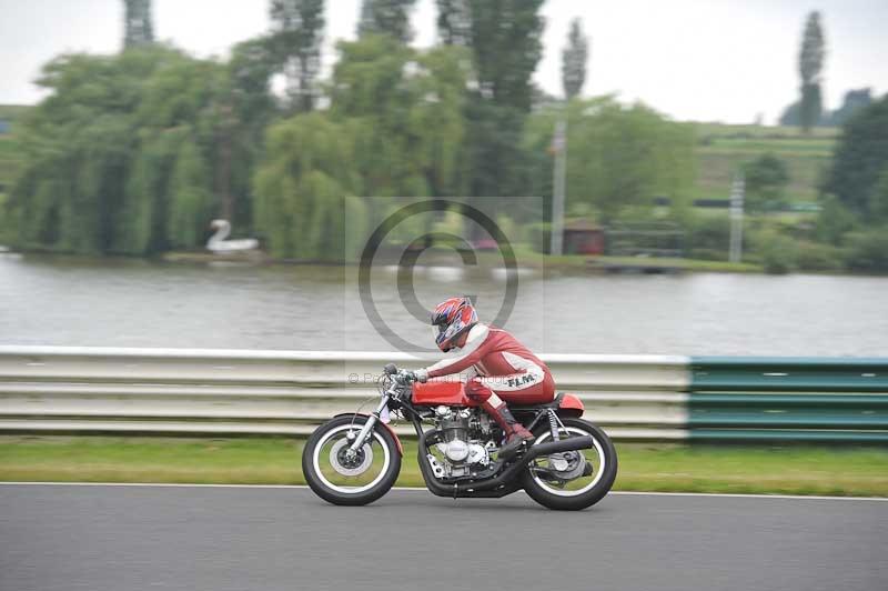 Mallory park Leicestershire;Mallory park photographs;Motorcycle action photographs;classic bikes;event digital images;eventdigitalimages;mallory park;no limits trackday;peter wileman photography;vintage bikes;vintage motorcycles;vmcc festival 1000 bikes