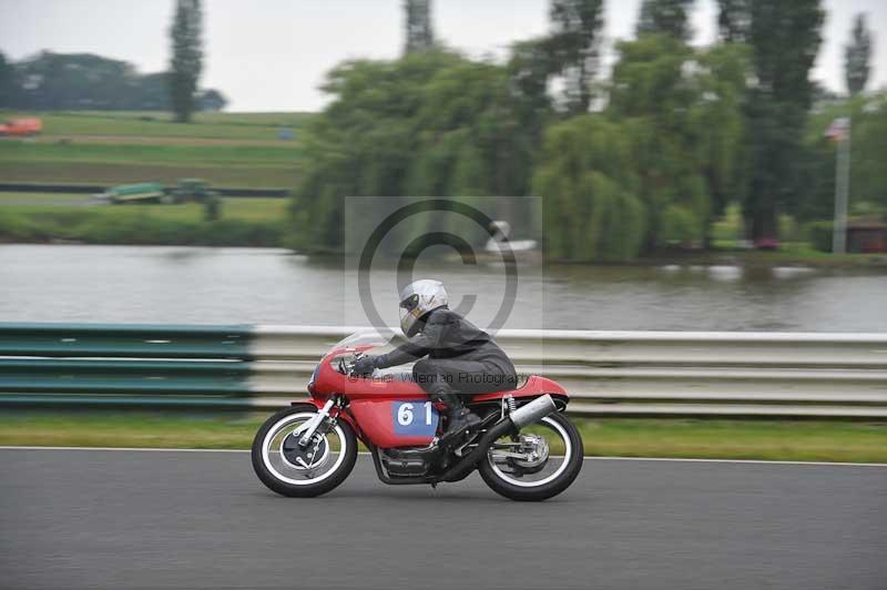 Mallory park Leicestershire;Mallory park photographs;Motorcycle action photographs;classic bikes;event digital images;eventdigitalimages;mallory park;no limits trackday;peter wileman photography;vintage bikes;vintage motorcycles;vmcc festival 1000 bikes