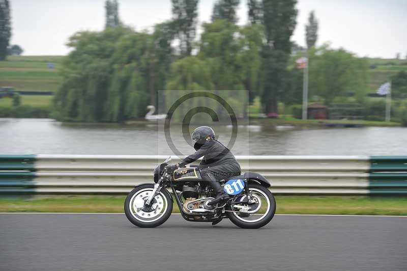 Mallory park Leicestershire;Mallory park photographs;Motorcycle action photographs;classic bikes;event digital images;eventdigitalimages;mallory park;no limits trackday;peter wileman photography;vintage bikes;vintage motorcycles;vmcc festival 1000 bikes