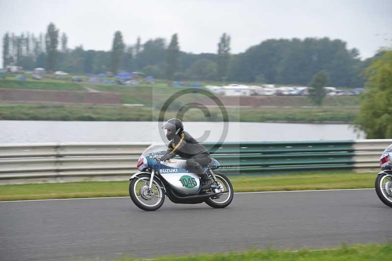 Mallory park Leicestershire;Mallory park photographs;Motorcycle action photographs;classic bikes;event digital images;eventdigitalimages;mallory park;no limits trackday;peter wileman photography;vintage bikes;vintage motorcycles;vmcc festival 1000 bikes